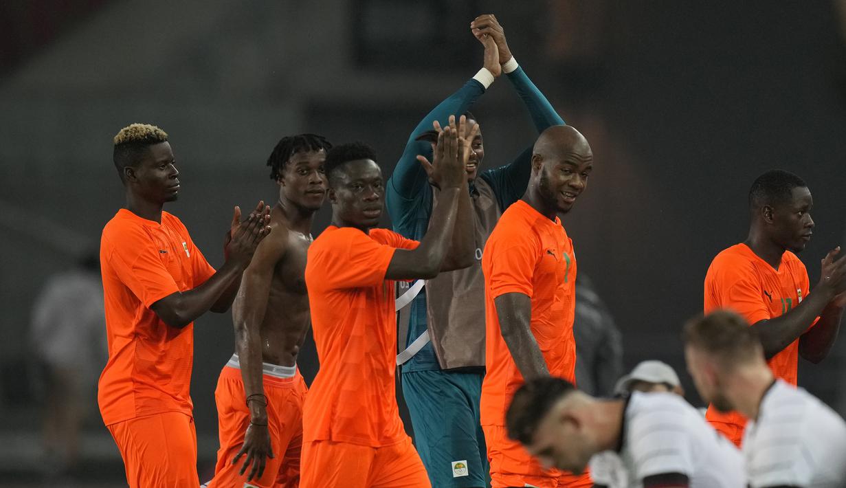Usai menyamakan skor 1-1, Jerman semakin bernafsu menambah gol untuk meloloskan mereka ke perempatfinal. Apa daya, hingga laga usai skor tetap 1-1. Jerman tersingkir, Pantai Gading lolos ke perempatfinal mendampingi Brasil di Grup D. (Foto: AP/Andre Penner)