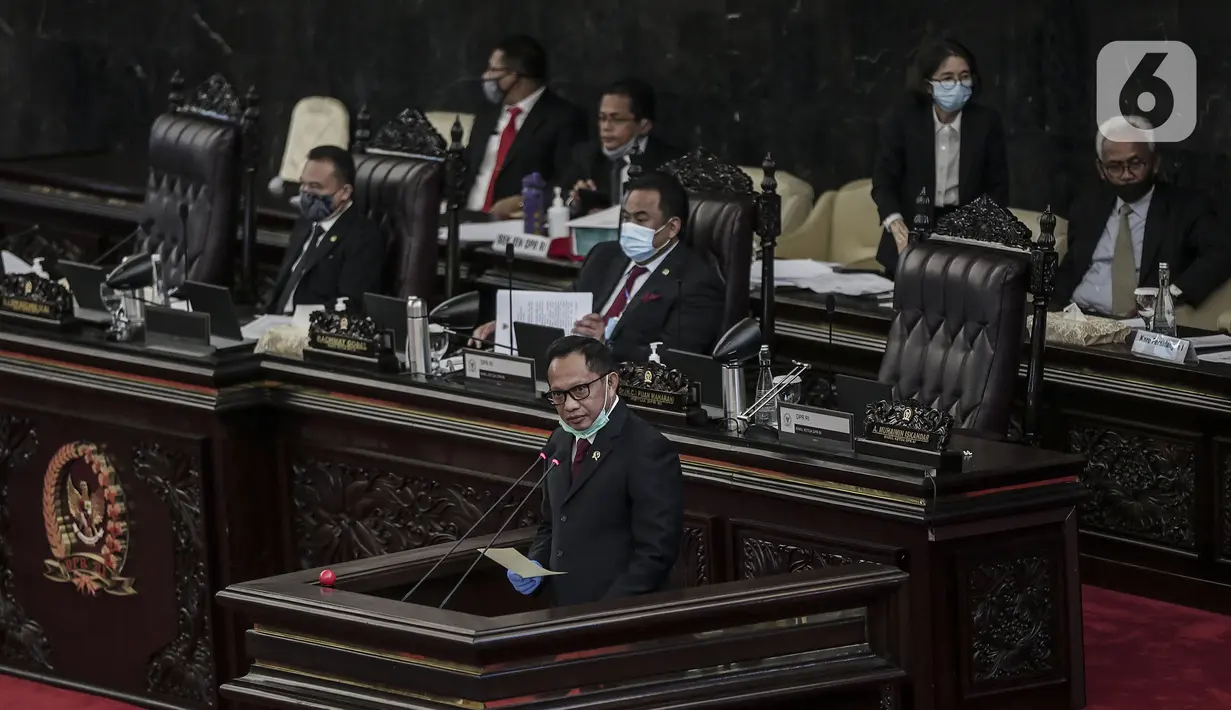 Mendagri Tito Karnavian menyampaikan pandangan pemerintah saat Rapat Paripurna ke-18 Masa Persidangan IV 2019-2020 di Kompleks Parlemen, Jakarta, Selasa (14/7/2020). DPR mengesahkan RUU tentang Perppu Pilkada menjadi UU. (Liputan6.com/Johan Tallo)
