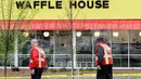 Personel darurat menyisir lokasi penembakan yang terjadi di area restoran Waffle House dekat Nashville, Tennessee, Minggu (23/4). Kasus penembakan ini menambah daftar panjang kasus-kasus penembakan maut di negeri Paman Sam. (AP Photo/Mark Humphrey)