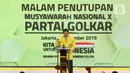 Ketua Umum DPP Golkar terpilih Airlangga Hartarto memberikan sambutan saat penutupan Munas X Partai Golkar di Jakarta, Kamis (5/12/2019). Airlangga Hartarto terpilih kembali sebagai ketua umum Partai Golkar Periode 2019-2024 secara aklamasi. (Liputan6.com/Johan Tallo)