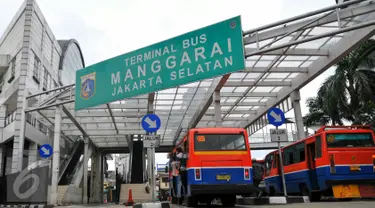 Sejumlah bus memasuki  Terminal Manggarai, Jakarta, Jumat (15/4/2016). Pemprov DKI berencana menyerahkan pengelolaan halte dan terminal kepada pihak swasta, Salah satu terminal yang akan diserahkan ke swasta adalah Manggarai. (Liputan6.com/Yoppy Renato)