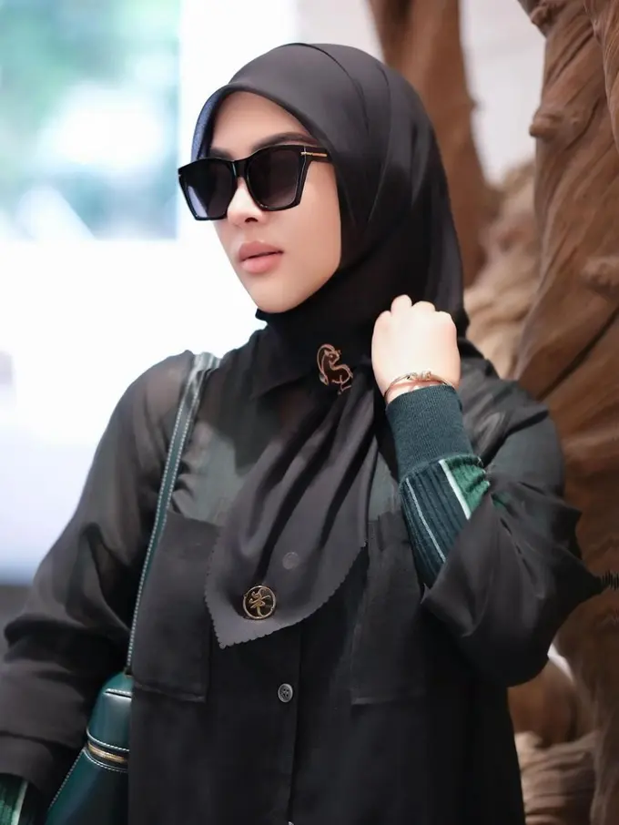 Syahrini dengan busana serba hitam (Instagram/princessyahrini)