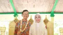 Usia senja bukan lah penghalang bagi sepasang insan manusia untuk bersatu dalam ikatan pernikahan. Seperti Ajip Rosidi dan Nani Wijaya yang baru saja resmi menjadi suami-istri meskipun keduanya sudah lanjut usia. (Adrian Putra/Bintang.com)