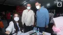 CEO PT Lippo Karawaci Tbk John Riady (kanan) COO Rudy Halim (kiri) meninjau aktivitas pemilihan unit di Lippo Karawaci Barat, Tangerang, Sabtu (30/10/2021). Riset pasar menunjukan market demand terbesar didominasi pembeli usia 25 - 45 atau generasi milenial dan generasi Z. (Liputan6.com/HO/Firdi)