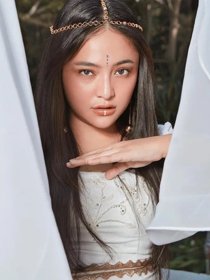 Marshanda tampil cantik dalam pemotretan terbaru (Foto oleh: @dariusmanihuruk, sumber Instagram @marshanda99)