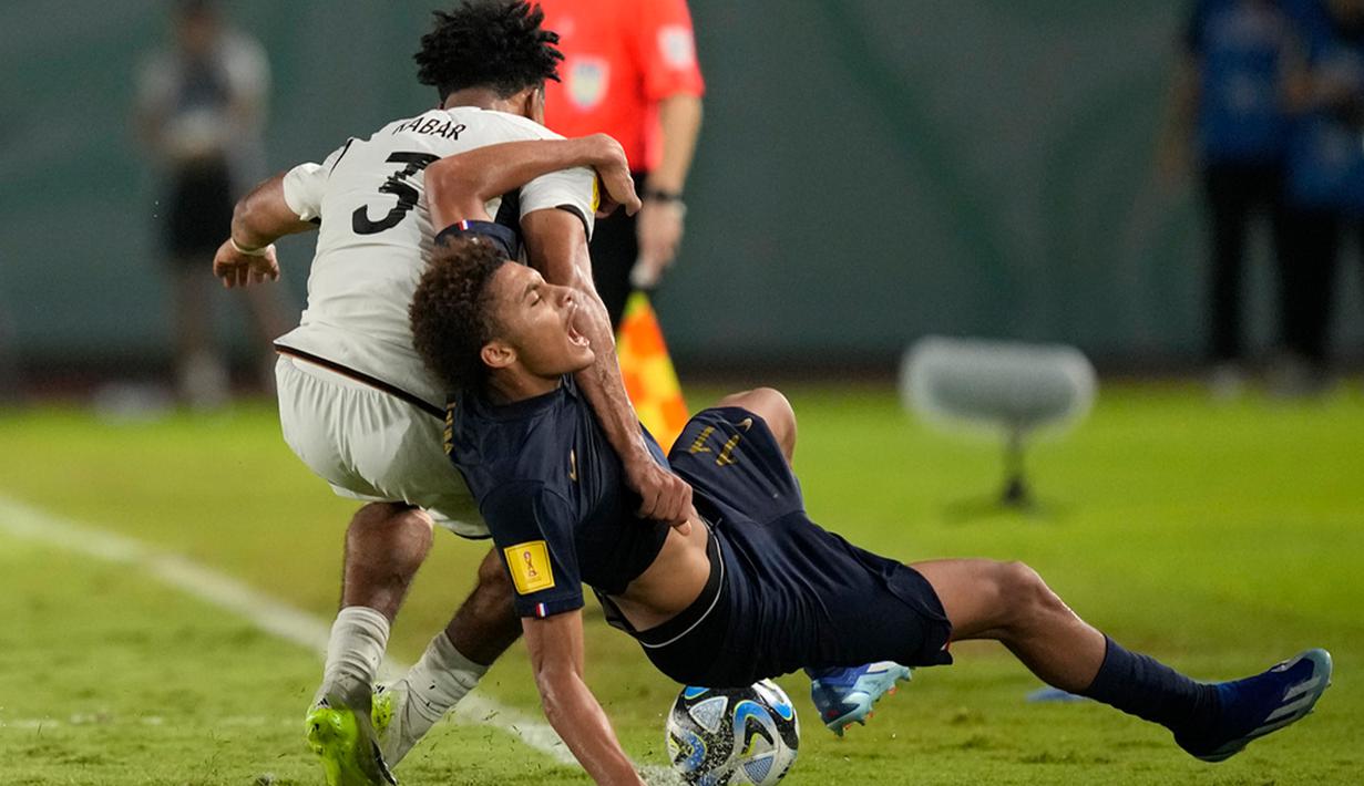 Prancis hanya perlu dua menit untuk memperkecil kedudukan. Saimon Bouabre akhirnya menyaksikan sepakannya merobek gawang Jerman. (AP Photo/Achmad Ibrahim)