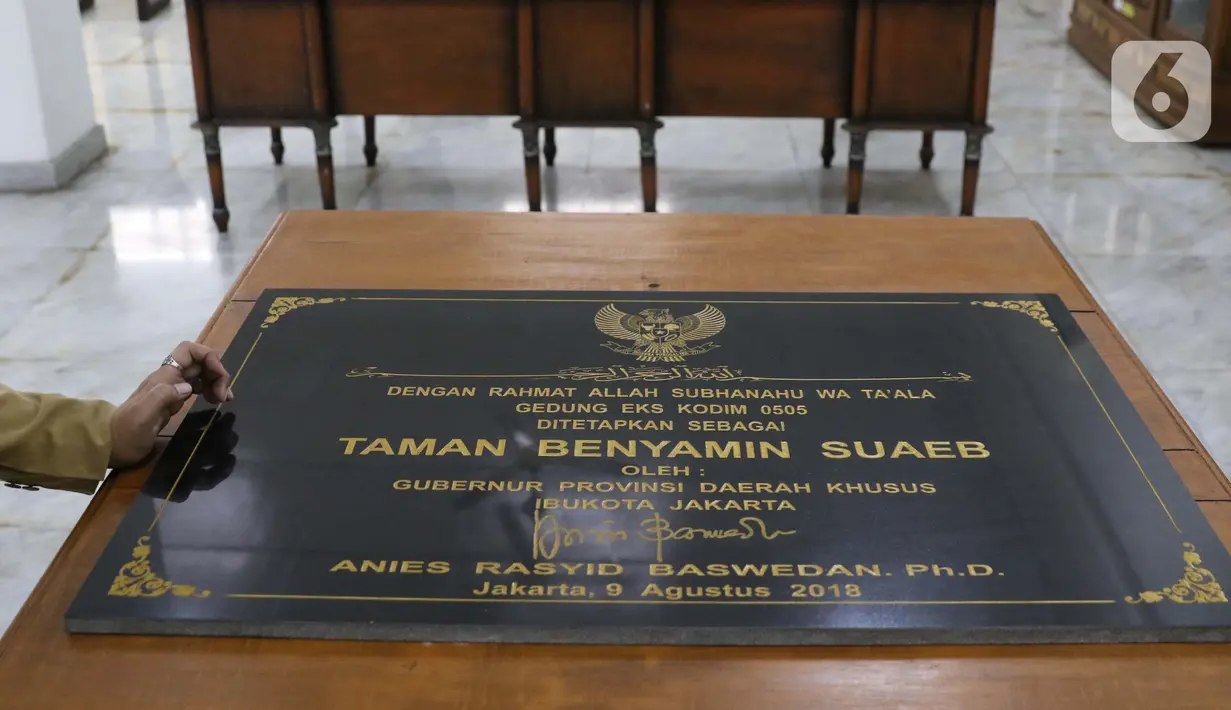 Prasasti penetapan bekas markas Kodim 0505 menjadi Taman Benyamin Suaeb, Jakarta, Selasa (23/6/2020). Taman Benyamin Suaeb menyimpan sejumlah koleksi asli milik seniman betawi, Benyamin Suaeb dan beberapa replika rumah bergaya betawi. (Liputan6.com/Helmi Fithriansyah)