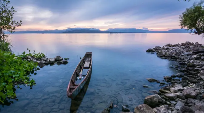 Berlibur ke Danau Toba, kini memang tak harus menempuh perjalanan jauh selama enam jam dari Medan. 