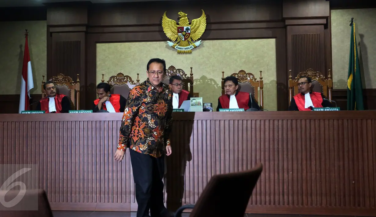 Mantan Ketua DPD Irman Gusman seusai berbincang dengan Hakim Ketua saat menjalani sidang perdana di Pengadilan Tipikor Jakarta, Selasa (8/11). Agenda sidang adalah pembacaan dakwaan oleh jaksa penuntut umum. (Liputan6.com/Johan Tallo)