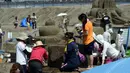 Pengunjung bermain pasir saat pameran Asahi Sand Sculpture, Yasashigaura, pantai Asahi, Tokyo, Sabtu (11/7/2015). Pameran ini digelar mulai Senin (6/7) lalu. (AFP PHOTO/Toshifumi Kitamura)