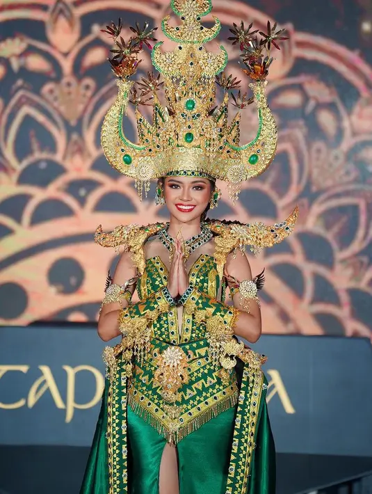 Melalui busana ini ingin mengajak wanita lampung khususnya untuk menjaga keluhuran budaya tanah kelahirannya salah satunya dengan menjaga keseimbangan alamnya. [@farhanariswari]