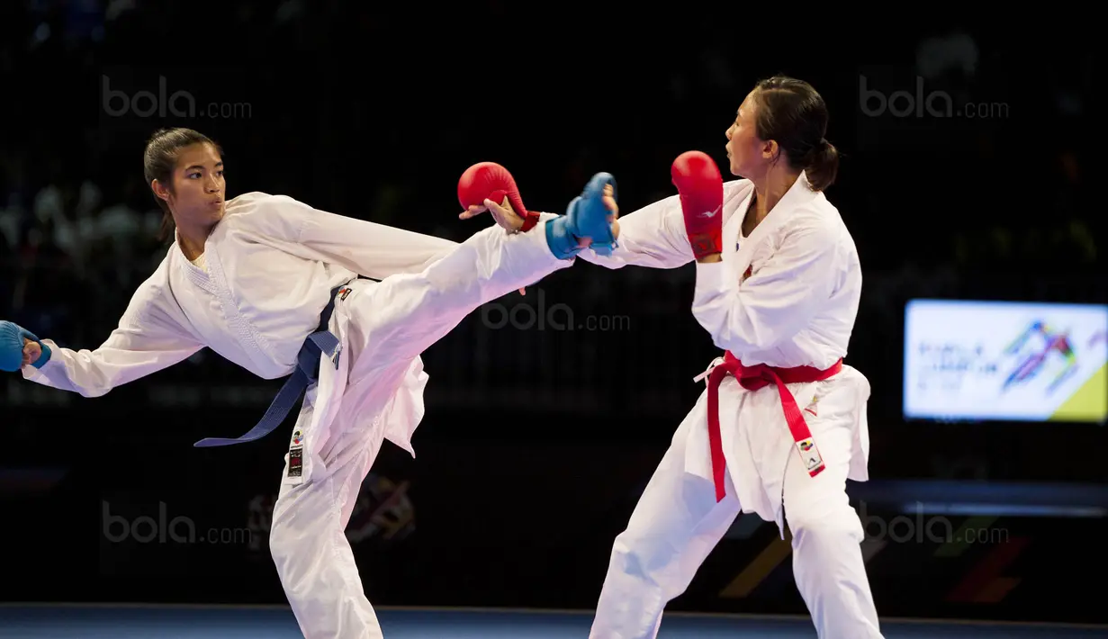 Karateka Indonesia, Srunita Sari, saat melawan karateka Thailand, Paweena Raksachart, pada cabang karate kelas kumite bawah 50 kg di KLCC, Kuala Lumpur, Selasa (22/8/2017). Srunita berhasil meraih emas untuk Indonesia. (Bola.com/Vitalis Yogi Trisna)