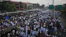  Warga Jakarta yang tidak melakukan mudik tetap kusyuk menjalankan Salat Idul Fitri yang jatuh pada Senin (28/07/14) (Liputan6.com/Johan Tallo) 