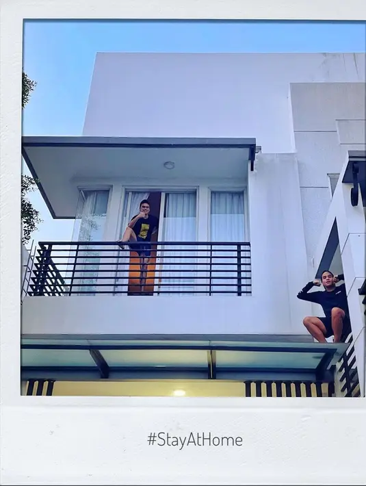 Rumah pasangan Mira Lesmana dan Mathias Muchus ini memiliki dua lantai. (Instagram/mirles)