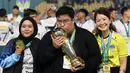 Manajer PSIM, Razzi Taruna (tengah) mencium trofi juara Pegadaian Liga 2 2024/2025 setelah mengalahkan Bhayangkara FC dalam laga final yang berlangsung di Stadion Manahan, Solo, Jawa Tengah, Rabu (26/02/2025). (Bola.com/Abdul Aziz)