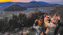 Lokasi strategis ini memberi banyak pilihan rute bagi wisatawan, sesuai dengan titik keberangkatan masing-masing. Tampak dalam foto, wisatawan mengabadikan pesona Gunung Batok di kawasan, Bromo, Jawa Timur. (merdeka.com/Arie Basuki)