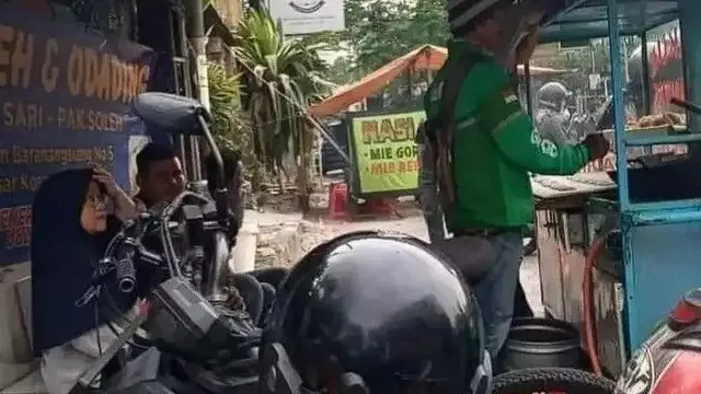 8 Potret Nyeleneh Driver Ojol saat Tunggu Penumpang, Ada yang Alih Profesi