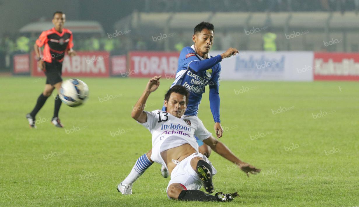 Pemain Bali United, Boby Satria  menghalau bola dari kejaran Samsul Arif  pada laga semifinal Torabika Bhayangkara Cup 2016 di Stadion Si Jalak Harupat, Bandung, Rabu (30/3/2016). (Bola.com/NIcklas Hanoatubun)