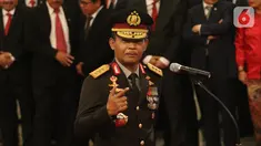 Komjen Pol Idham Azis memberikan isyarat saat upacara pelantikannya sebagai Kapolri di Istana Negara, Jakarta, Jumat (1/11/2019). Idham Azis dilantik menjadi Kapolri menggantikan Tito Karnavian yang diangkat menjadi Mendagri. (Liputan6.com/Angga Yuniar)