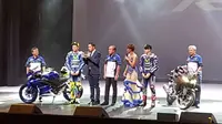 Dua pebalap MotoGP dari tim Movistar Yamaha, Valentino Rossi dan Maverick Vinales, memperkenalkan motor baru Yamaha YZF-R15 MY 2017 di Ciputra World I, Jakarta, Minggu (22/1/2017). (Bola.com/Instagram/banuamotor)