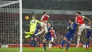 Pemain Arsenal, Laurent Koscielny, mencetak gol ke gawang Everton dalam lanjutan Liga Premier Inggris di Stadion Emirates, London, Inggris. Sabtu (24/10/2015) malam WIB. (Action Images via Reuters/John Sibley)