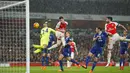 Pemain Arsenal, Laurent Koscielny, mencetak gol ke gawang Everton dalam lanjutan Liga Premier Inggris di Stadion Emirates, London, Inggris. Sabtu (24/10/2015) malam WIB. (Action Images via Reuters/John Sibley)