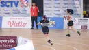 Selebritas Indonesia, Aqeela Calista (kiri) bersaing dengan Maria Vania saat berlomba pada cabang olahraga lari estafet 400 meter nomor campuran Turnamen Olahraga Selebriti Indonesia (TOSI) di GOR UNJ, Rawamangun, Jakarta, Minggu (30/07/2023). Timnya berhasil finis dengan catatan waktu 1 menit 0,59 detik. (Bola.com/Bagaskara Lazuardi)