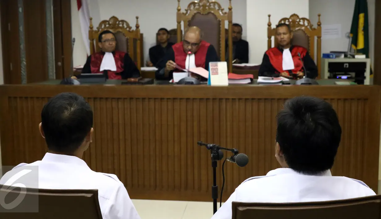 Dua terdakwa yakni Setiyardi Budiono dan Darmawan Sepriyossa saat menjalani sidang di gedung PN Jakarta Pusat, Selasa (17/5). Dua terdakwa didakwa Pasal 311 ayat (1) KUHP jo pasal 55 ayat (1) ke-1 KUHP. (Liputan6.com/Helmi Afandi)