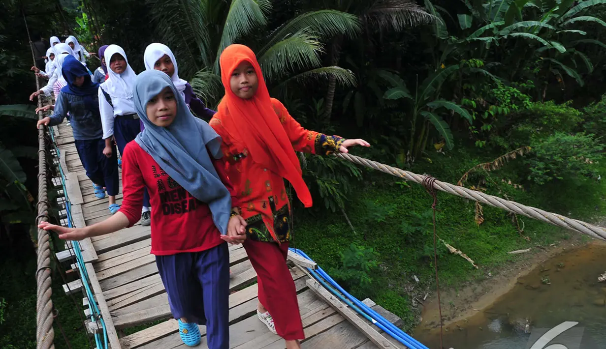Sejumlah pelajar melintas di jembatan gantung Lebak-Banten. Foto diambil pada Selasa (5/11/2014) (Liputan6.com/Johan Tallo)