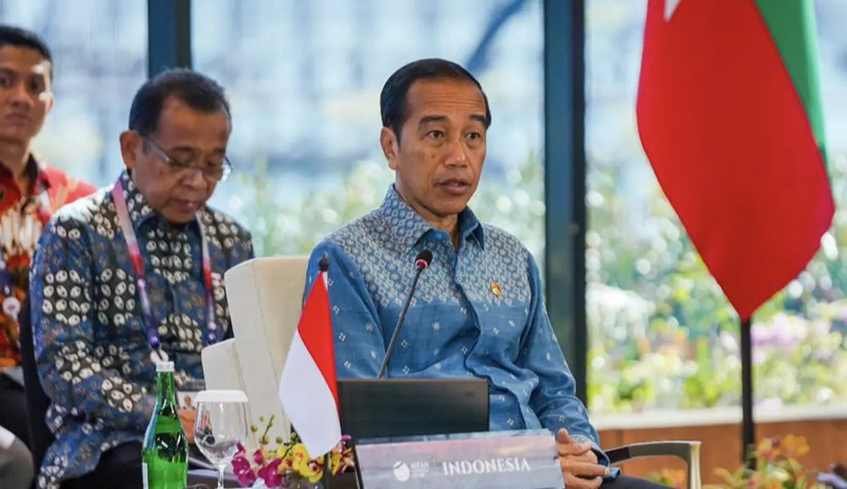 KTT ASEAN Sebagai wadah bertemunya para pertemuan dari beberapa negara yaitu Indonesia, Brunei Darussalam, Kamboja, Laos, Malaysia, Filipina, Singapura, Vietnam dan Timor Leste. Jokowi tampil mengenakan batik panjang warna biru dipadukan celana hitam. Credit: @sekretariat.kabinet