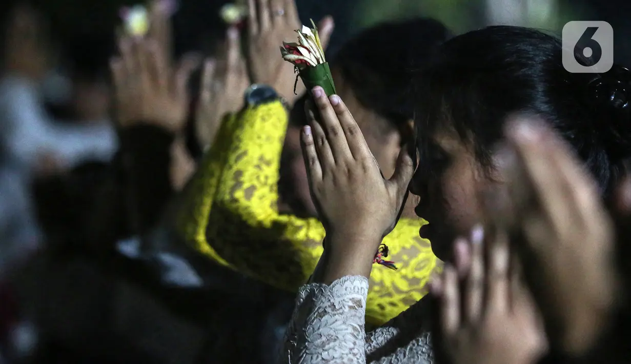 Umat Hindu Bali saat merayakan Hari Raya Galungan di Pura Amerta Jati, Jalan Punak, Pangkalan Jati, Cinere, Depok, Jawa Barat, Rabu (8/6/2022). Hari Raya Galungan merupakan hari merayakan kemenangan kebaikan (Dharma) melawan kejahatan (Adharma). (Liputan6.com/Johan Tallo)