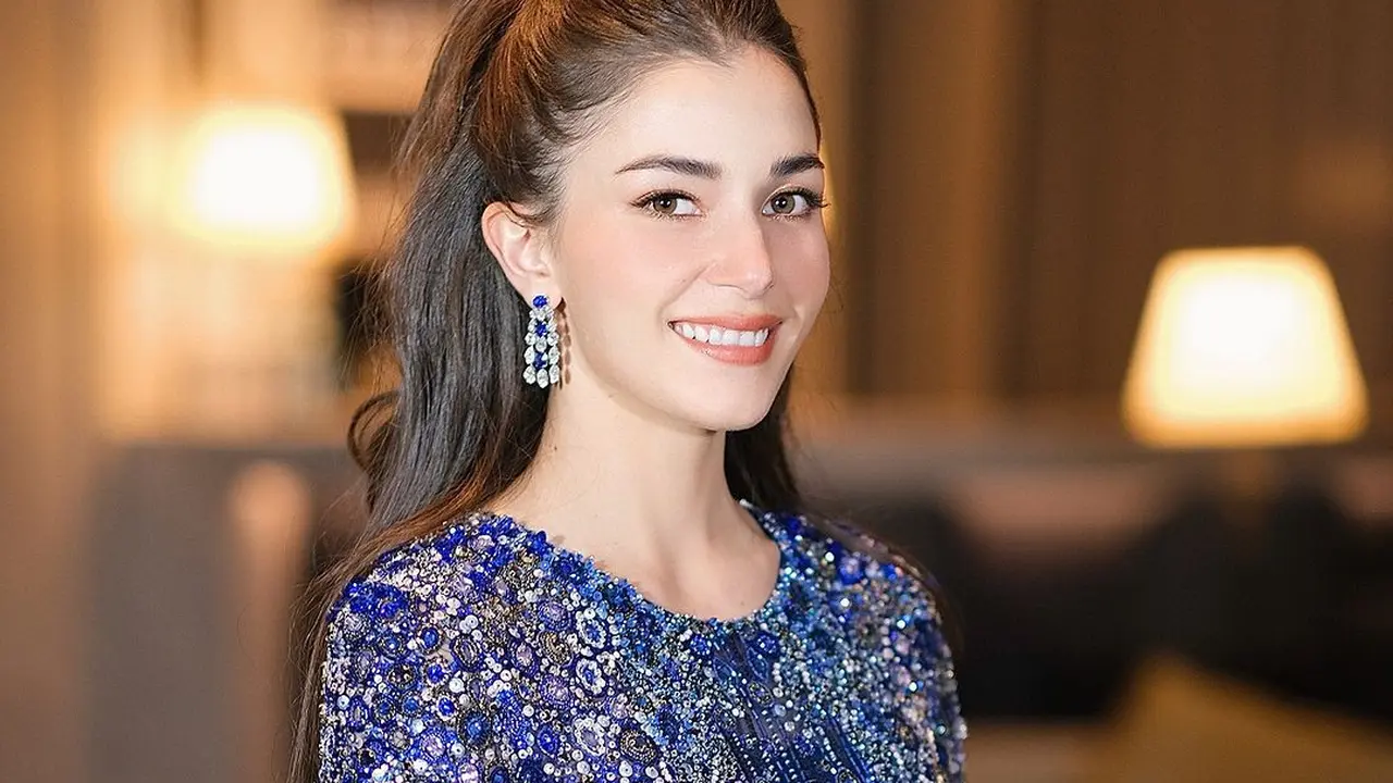 Kondangan Bareng Pangeran Mateen, Anisha Rosnah Tampil Glamor dengan Gaun Desainer Favorit Kate Middleton