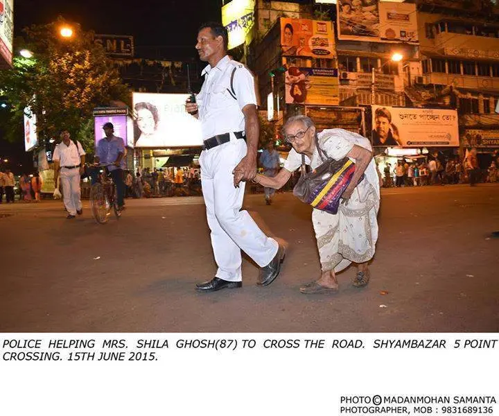 Shila saat menyeberang jalan | Sumber Foto: indiatimes.com/Madan Mohan Samanta