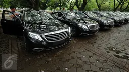 Petugas melakukan pengecekan Mercedes Benz di Parkir Timur Senayan Jakarta, Selasa (1/3/2016). 35 unit Mercedes Benz type E250 dan 21 unit BMW seri 520d disiapkan sebagai kendaraan delegasi KTT Luar Biasa OKI, 6-7 Maret. (Liputan6.com/Helmi Fithriansyah)