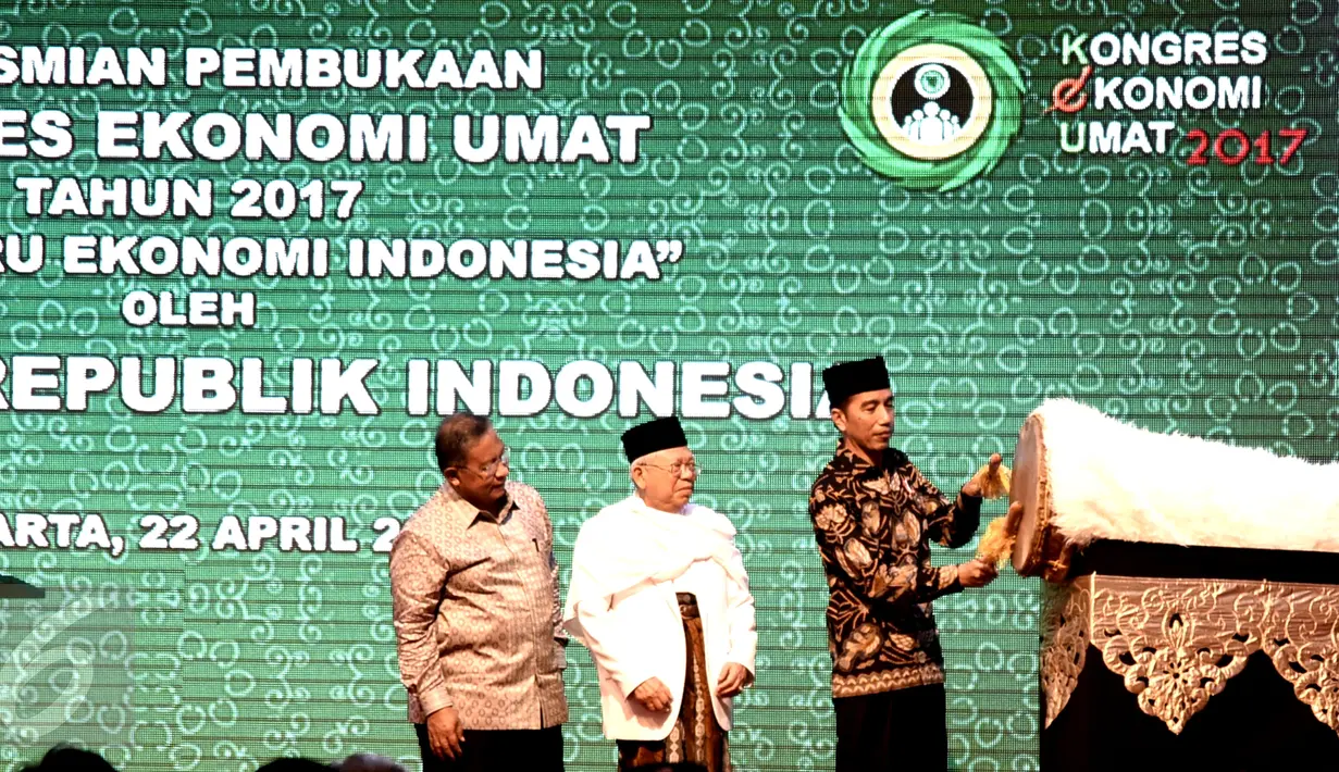 Presiden Joko Widodo (Jokowi) didampingi Ketua MUI Ma'ruf Amin dan Menkoperekonomian Darmin Nasution resmi membuka Kongres Ekonomi Umat yang digelar Majelis Ulama Indonesia (MUI) di Hotel Grand Sahid, Jakarta, Sabtu (22/4). (Biro Pers Istana)