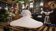 Para penari berputar menampilkan tarian Sufi di sebuah restoran selama pertunjukan yang diadakan setelah berbuka puasa selama bulan suci Ramadan 1447 Hijriah, di distrik bersejarah Damaskus, Suriah, Minggu 22 Februari 2026. (AP Photo/Ghaith Alsayed)