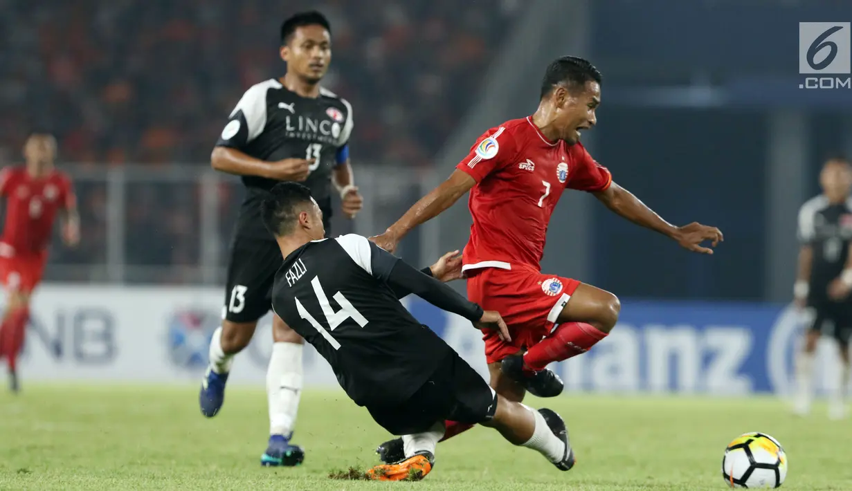 Gelandang Persija, Ramdani Lestaluhu melompat menghindari tekel pemain Home United pada laga kedua Semifinal Zona Asia Tenggara Piala AFC 2018 di Stadion GBK, Jakarta, Selasa (15/5). Persija kalah 1-3 dan tersingkir. (Liputan6.com/Helmi Fithriansyah)