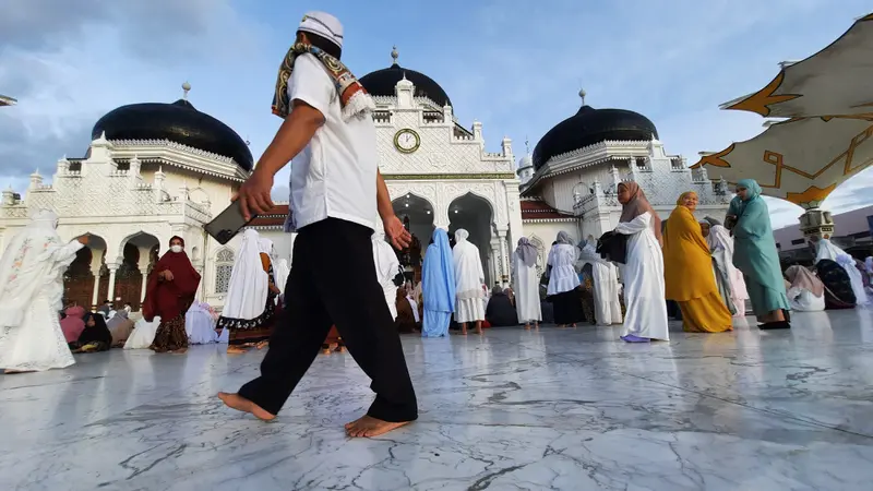 Aparat keamanan dari satuan Polisi Militer ikut berjaga di salah satu pintu masuk Masjid Raya Baiturrahman sewaktu pelaksanaan salat Id Idulfitri 1443 H (Liputan6.com/Rino Abonita)