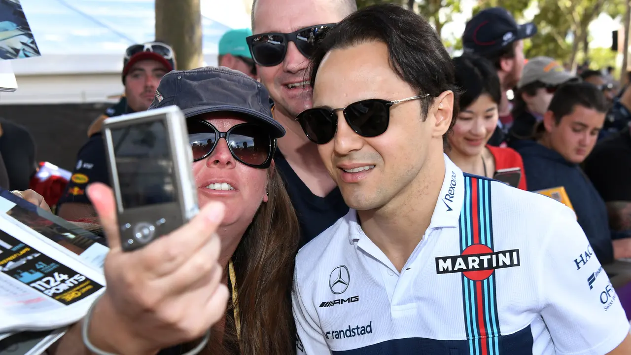 20170324-Penggemar Berburu Selfie dengan Para Pembalap F1-AFP