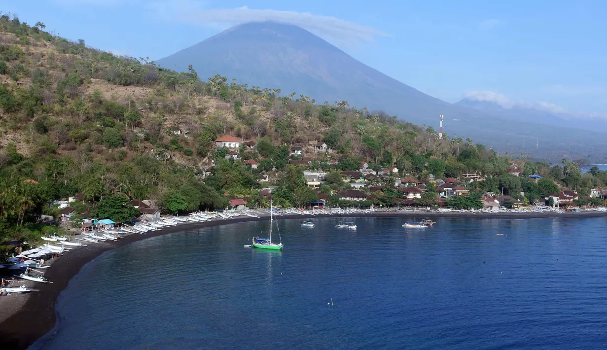 Sejumlah perahu bersandar di sekitar Amed, Kab Karangasem, Bali, Selasa, (26/9). Lebih dari 57.000 orang telah mengungsi pasca peningkatan status Gunung Agung di Bali. (AP Photo / Firdia Lisnawati)