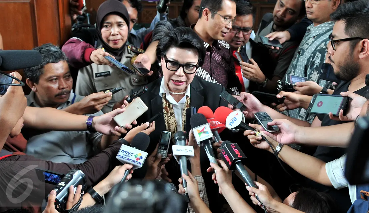 Wakil Ketua KPK Basaria Panjaitan memberi keterangan seusai sidang Pra Peradilan atas pemohon mantan Dirut PT Pelindo II RJ Lino, Selasa (26/1). Dalam sidang itu Hakim menolak permohonan praperadilan RJ Lino atas KPK. (Liputan6.com/Yoppy Renato)