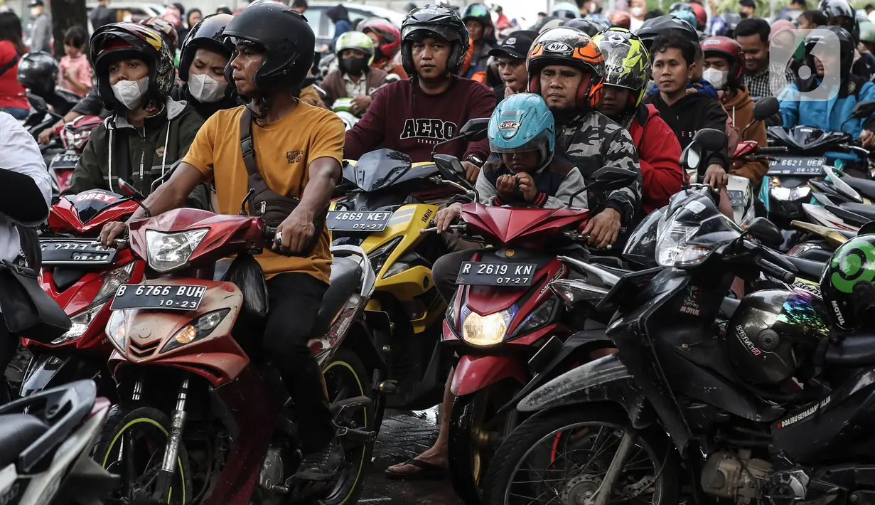 Kendaraan pengunjung memadati kawasan Monumen Masional (Monas), Jakarta, Minggu (1/1/2023). Monas menjadi salah satu destinasi wisata favorit warga baik dari Jakarta, maupun luar ibu kota, untuk menikmati liburan tahun baru. (Liputan6.com/Johan Tallo)