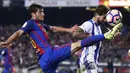 Pemain Barcelona, Sergi Roberto (kiri) berduel dengan pemain kiper Real Sociedad, Inigo Martínez pada lanjutan La Liga di Camp Nou stadium in Barcelona, Spanyol, (15/4/2017). Barcelona menang 3-2.  (AP /Manu Fernandez)