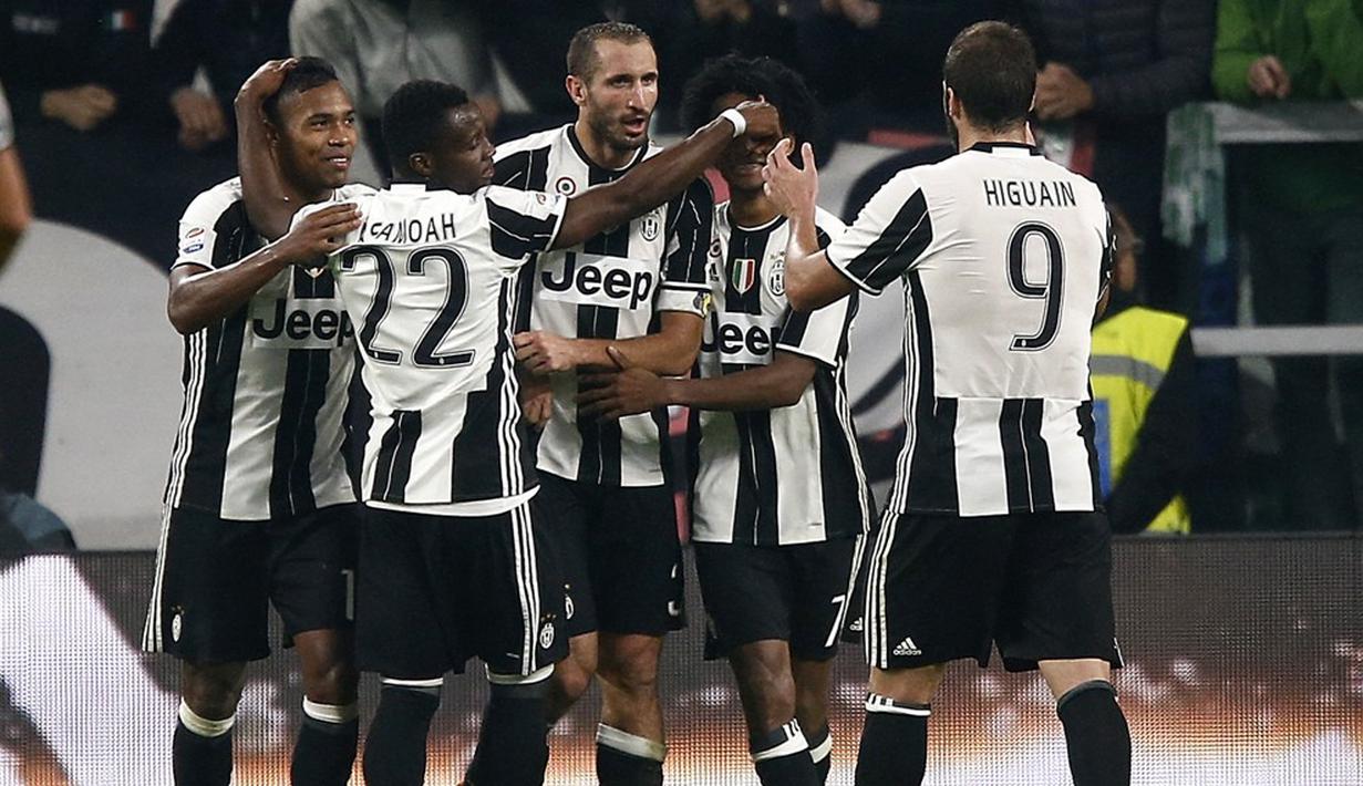 Pemain Juventus merayakan gol yang dicetak Giorgio Chiellini ke gawang Sampdoria dalam pertandingan pekan ke-10 Serie A di Juventus Stadium, Rabu (26/10/2016) waktu setempat. (AFP/Marco Bertorello)
