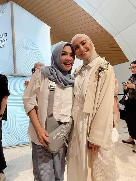 "Kebanggaan mama," tulis Rieta singkat. Caca didoakan netter semoga istiqamah mengenakan hijab. [Instagram.com/rieta_amilia]