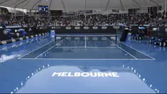 Kondisi lapangan tenis tempat berlangsungnya turnamen Australia Terbuka di Melbourne, Australia, Senin (20/1/2020). Pertandingan Roger Federer melawan Steve Johnson sempat terhenti akibat hujan deras yang mengguyur Rod Laver Arena. (AP Photo/Andy Brownbill)