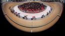 Sejumlah pebalap sepeda berkompetisi pada nomor omnium scratch race putra UCI Track Nations Cup 2023 yang berlangsung di Jakarta International Velodrome, Rawamangun, Jakarta, Sabtu (25/02/2023). (Bola.com/Bagaskara Lazuardi)