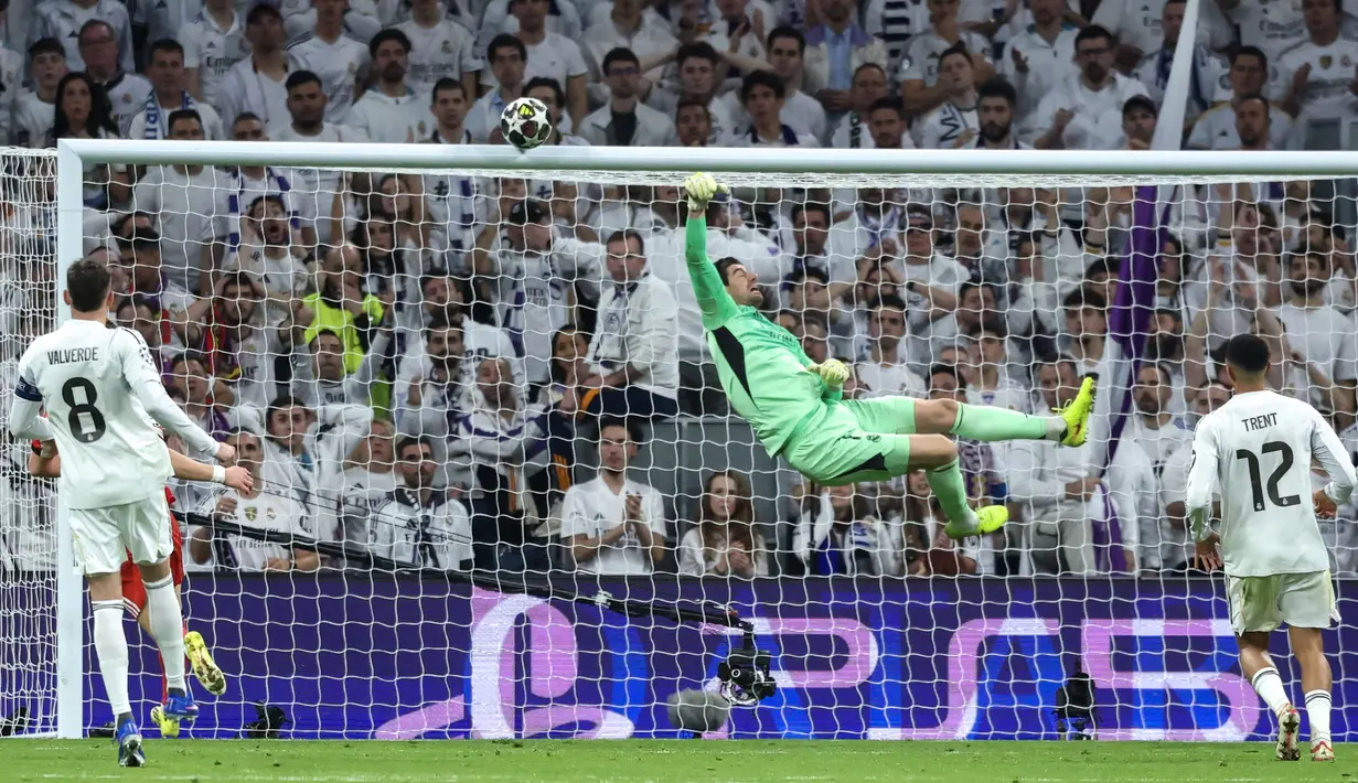 Thibaut Courtois tampil mengagumkan di bawah mistar gawang saat laga leg 2 play off Liga Champions 2025/2026 antara Real Madrid melawan Benfica pada Selasa (25/02/2026). (AFP/Pierre-Philippe Marcou)