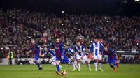 Penyerang Barcelona, Lionel Messi melakukan eksekusi penalti yang berbuah gol ke gawang Leganes, pada laga lanjutan La Liga 2016-2017, di Estadio Camp Nou, Senin (20/2/2017) dini hari WIB. Barcelona unggul 2-1.  (AFP/Josep Lago)