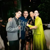 Datang ke Indonesia untuk mendukung perilisan film Kang Mak from Pee Mak, remake Pee Mak versi Indonesia, intip di sini gaya Davika Hoorne dan Mario Maurer. (Foto: IG/@marshatimothy).